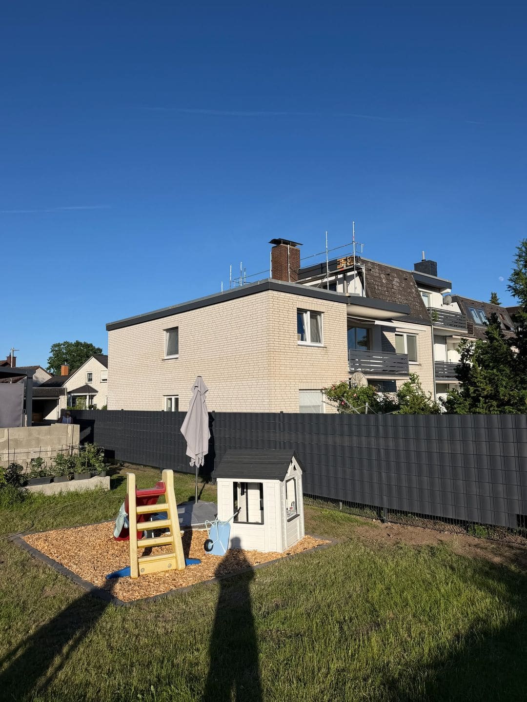 Zaunmontage am Wohnobjekt